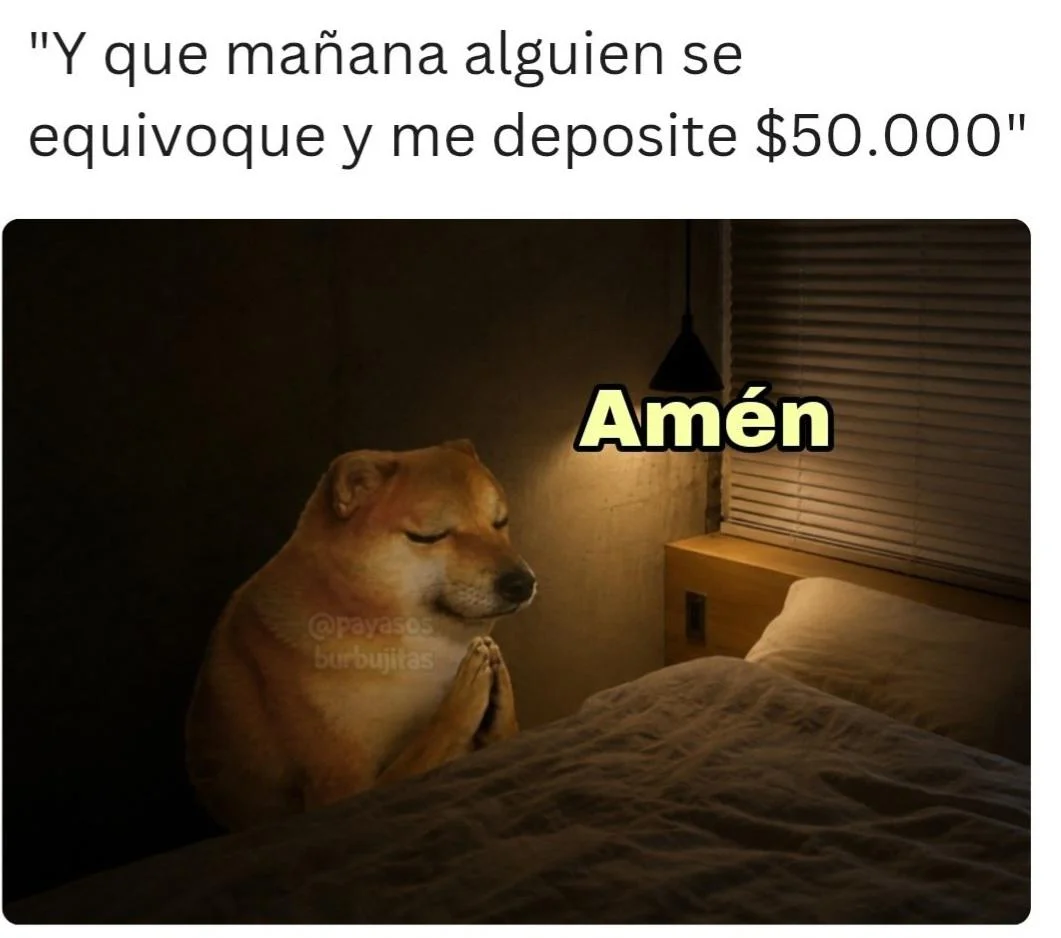 Meme de Cheems con las patas juntas, como orando, en una habitación oscura con la frase "Y que mañana alguien se equivoque y me deposite $50