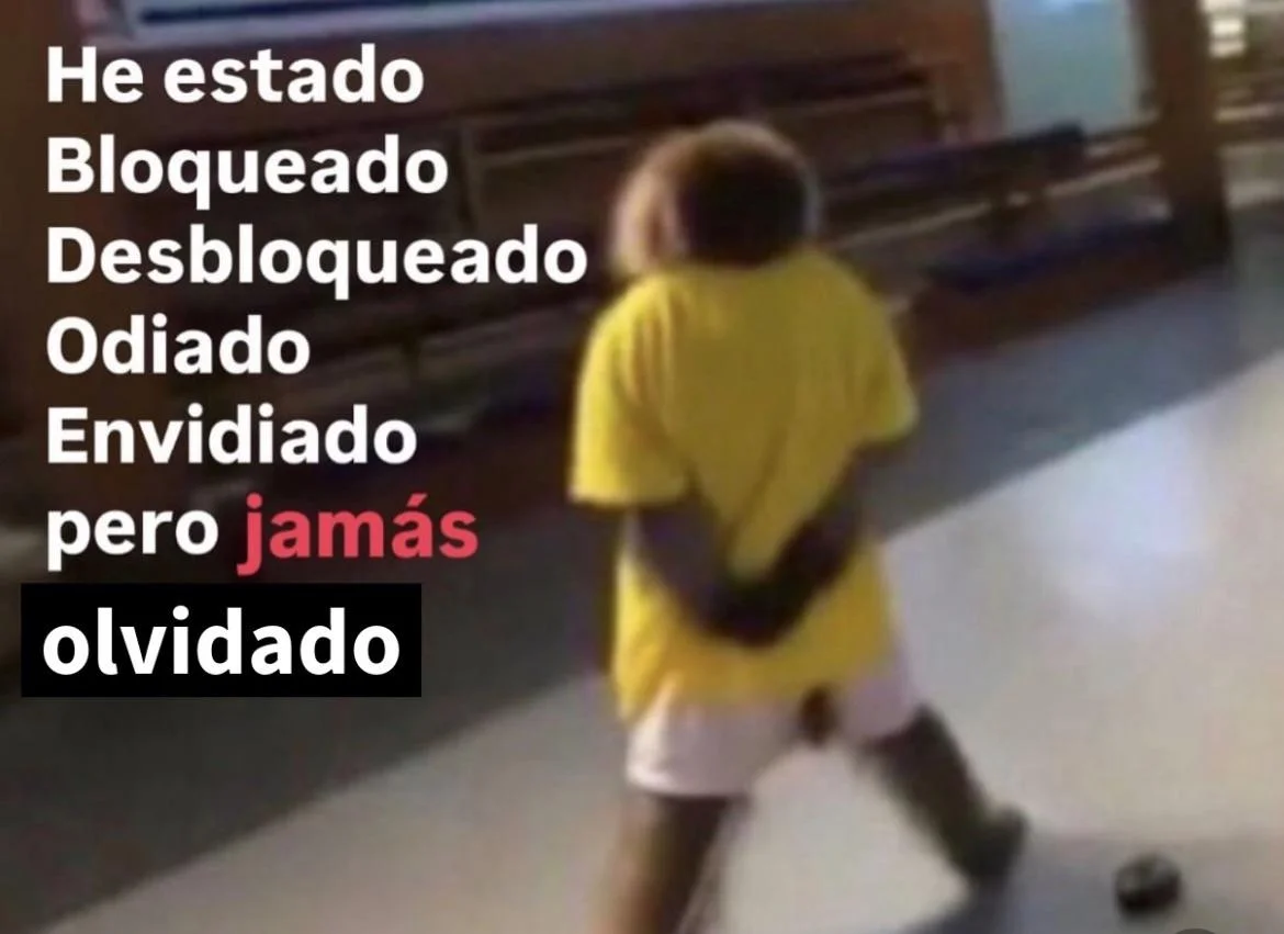 Un niño de espaldas con playera amarilla y shorts blancos, con las manos atrás, junto al texto "He estado Bloqueado Desbloqueado Odiado Envi