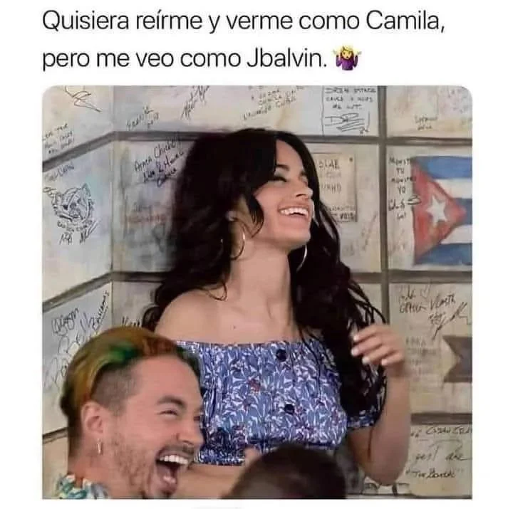 Meme que compara la risa de Camila Cabello, elegante y sonriente, con la de J Balvin, abierta y ruidosa, con texto en español.