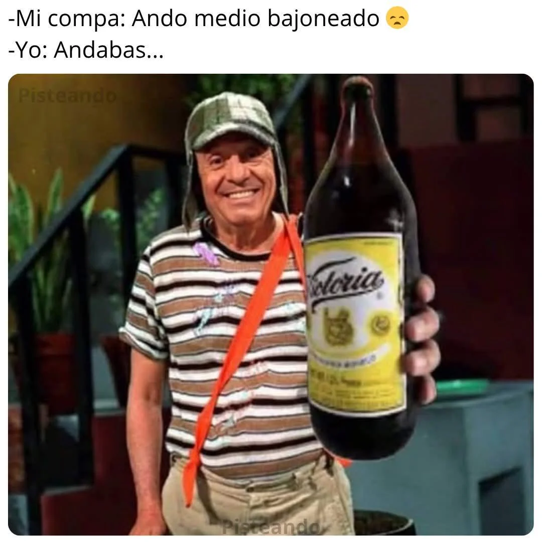El Chavo del 8 sonriendo y sosteniendo una botella grande de cerveza Victoria, con texto de meme sobre quitar lo bajoneado.