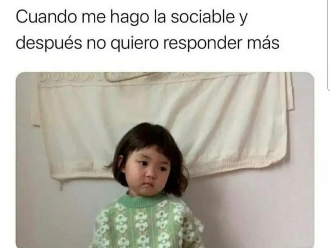 Meme de una niña asiática con cara de fastidio o arrepentimiento, vistiendo un suéter verde con flores blancas, con el texto: Cuando me hago