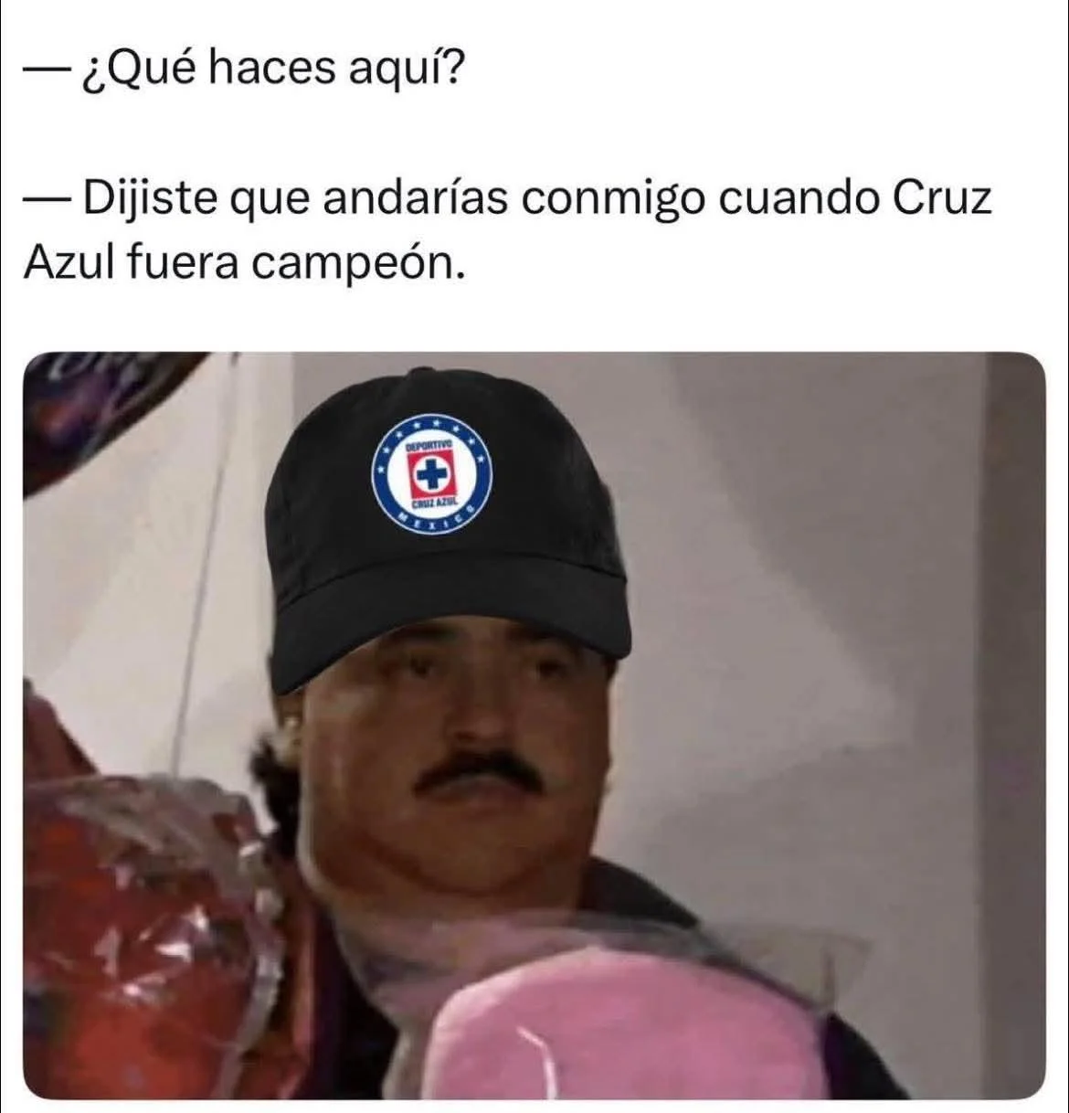 Un hombre con bigote y gorra del Cruz Azul, con una bolsa de plástico en la mano, mira fijamente a la cámara con el texto de un diálogo sobr