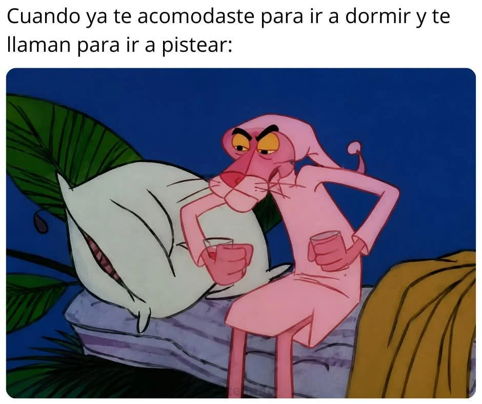 La Pantera Rosa con pijama y gorro de dormir, con expresión de enojo, sosteniendo una bebida y preparándose para salir.