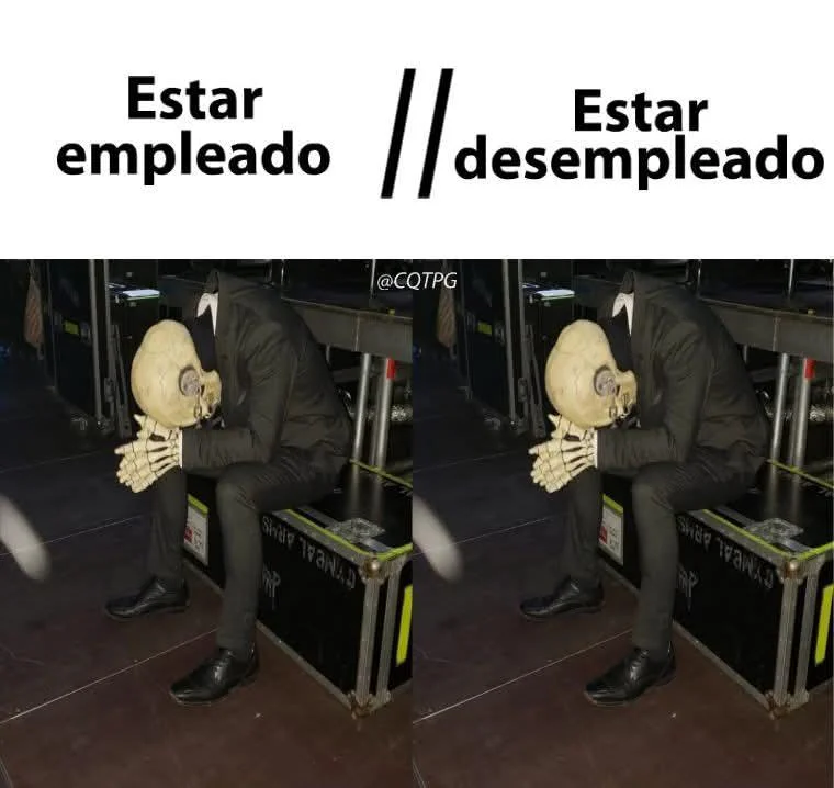 Un meme muestra dos imágenes idénticas de un maniquí sin cabeza, vestido con traje, sosteniendo un cráneo, con los textos 'Estar empleado' y