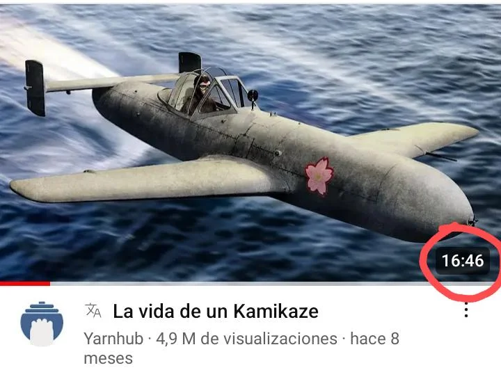 Captura de pantalla de YouTube mostrando un avión kamikaze sobre el agua con el título 'La vida de un Kamikaze' y una duración de video de 1