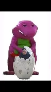 Barney el dinosaurio morado con un huevo roto del que emerge la cabeza del político Ricardo Anaya, sobre un fondo blanco.