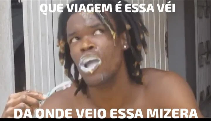 Hombre con dreadlocks y expresión de asombro y confusión, con espuma blanca en la boca y algo amarillo en la frente, mirando hacia arriba.