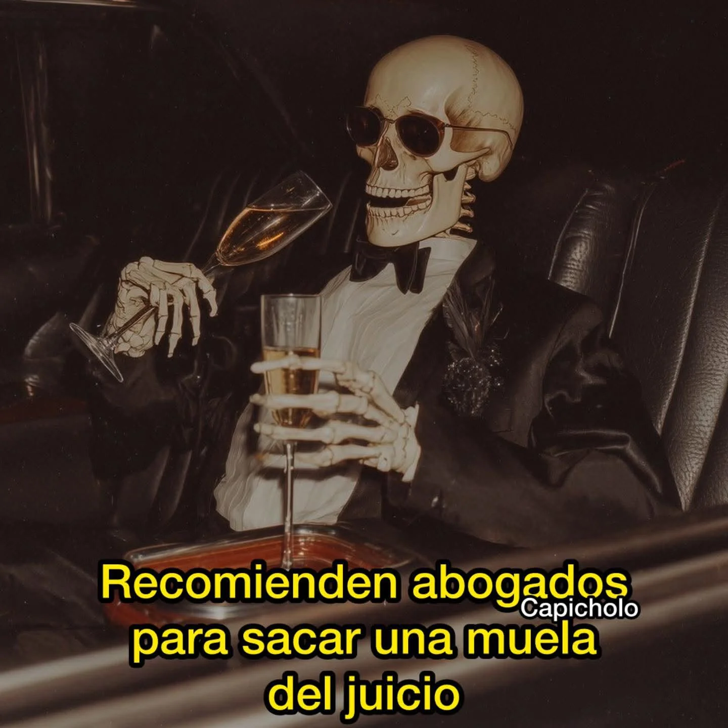 Un esqueleto con traje de gala y gafas de sol, sentado en un coche, sosteniendo dos copas de champán, con el texto "Recomienden abogados par