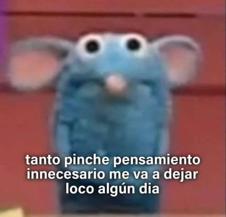 Un meme de la rata azul de Bear en la Gran Casa Azul con una expresión de pánico y la frase "tanto pinche pensamiento innecesario me va a de