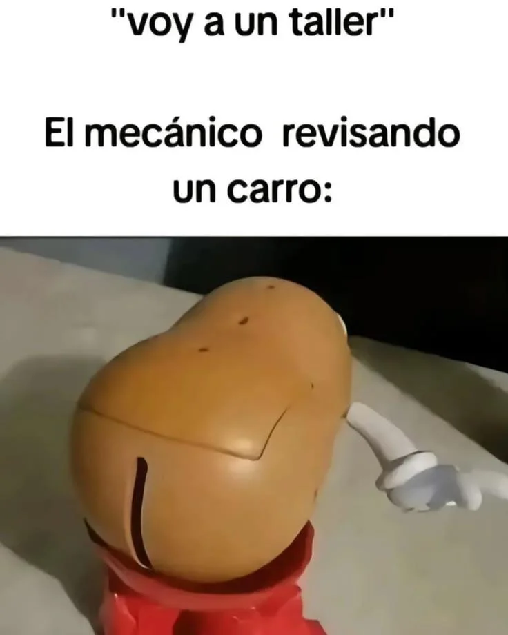 Meme de Señor Cara de Papa agachado, con la parte trasera hacia arriba, simulando a un mecánico revisando un carro.
