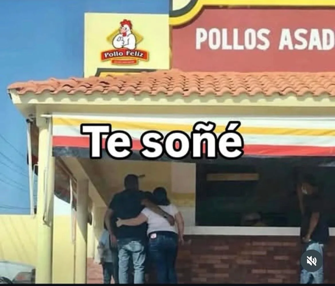 Un meme con la frase "Te soñé" superpuesta en la fachada de un restaurante Pollo Feliz, donde se ve a una pareja abrazada.
