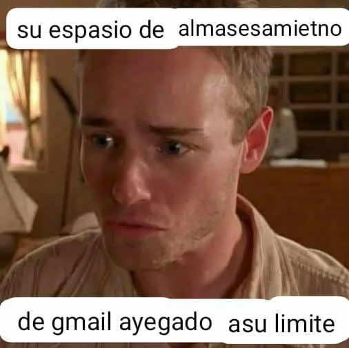Pipila meme: Señor carga base de cama y le pega en la cabeza